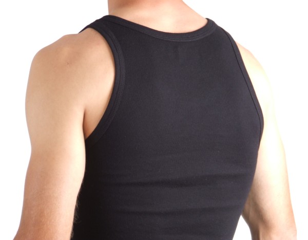 Tielko Ervín. Farba čierna. Detailný pohľad na zadnú stranu.