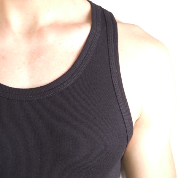 Tielko Ervín v čiernej farbe. 